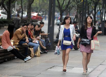 给学生戴小蜜蜂的女老师道歉